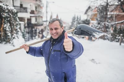 How to prevent back pain from shoveling snow using these 5 steps